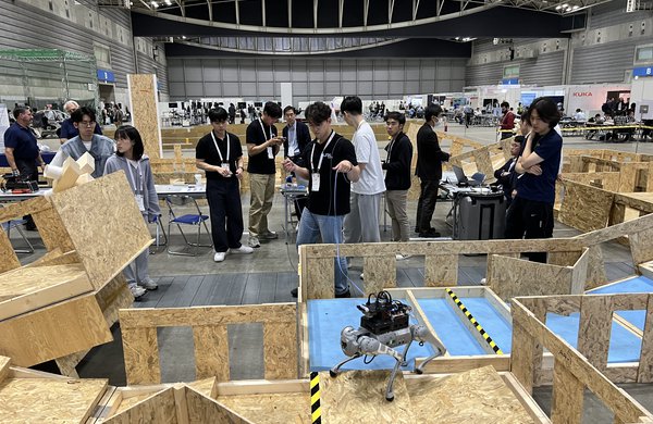 Quadruped Robot Challenge (Autonomous Track)